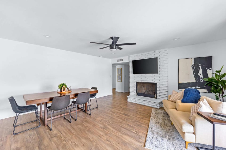 TV and multimedia, Living room, Seating area, Dining area
