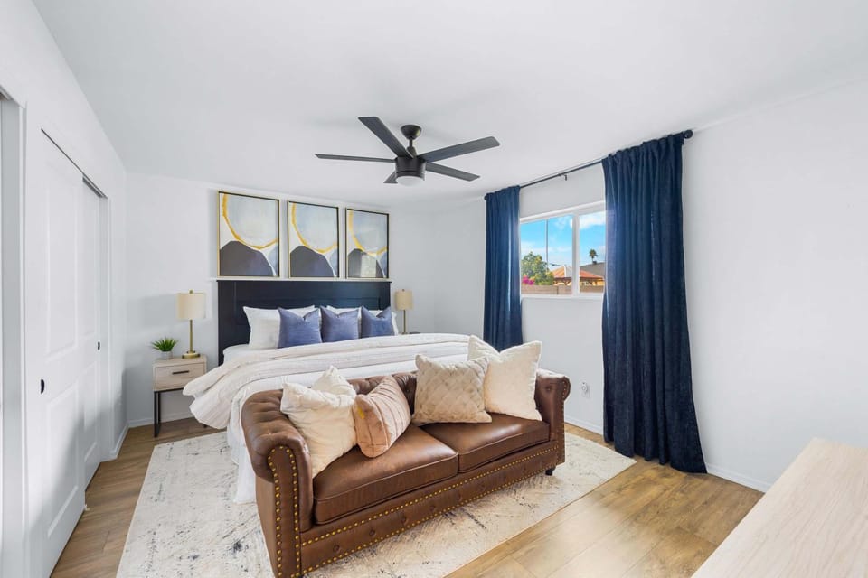 Bed, Photo of the whole room, Seating area, Bedroom