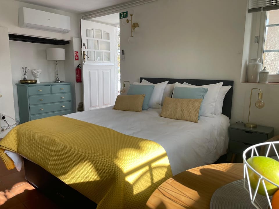 Bed, Kitchen or kitchenette, air conditioner