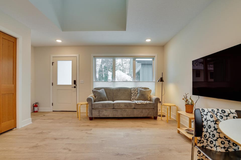 < 1 Mi to Carleton College: WFH-Friendly Apartment Apartment in Northfield