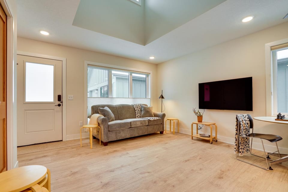 < 1 Mi to Carleton College: WFH-Friendly Apartment Apartment in Northfield