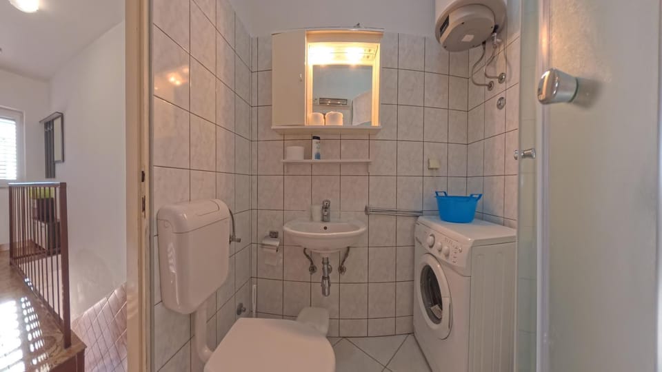 Shower, Toilet, Bathroom, towels, washing machine