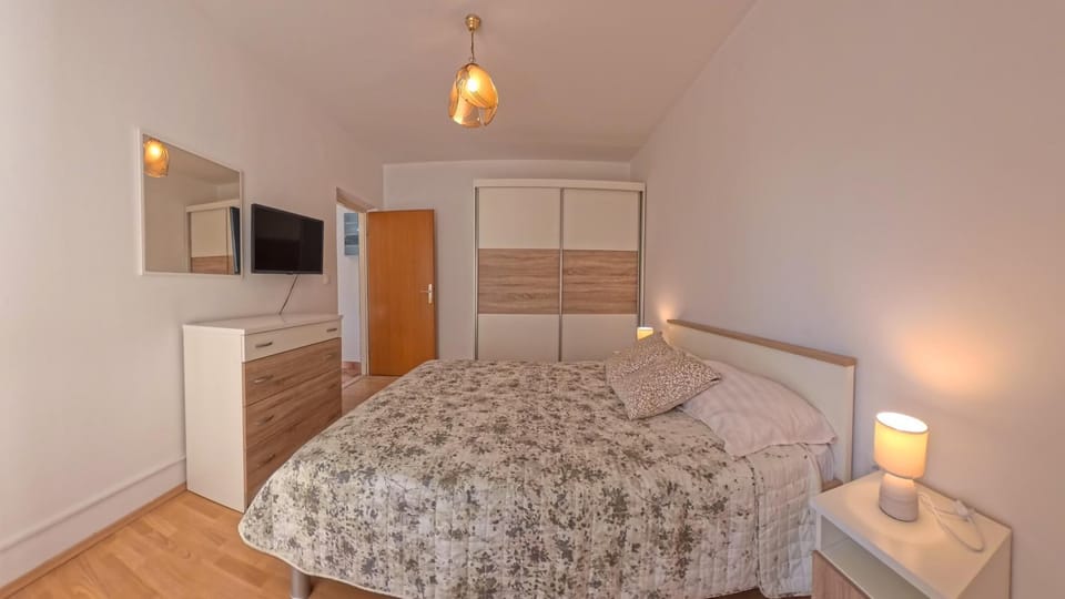 Bed, TV and multimedia, Photo of the whole room, Bedroom, wardrobe