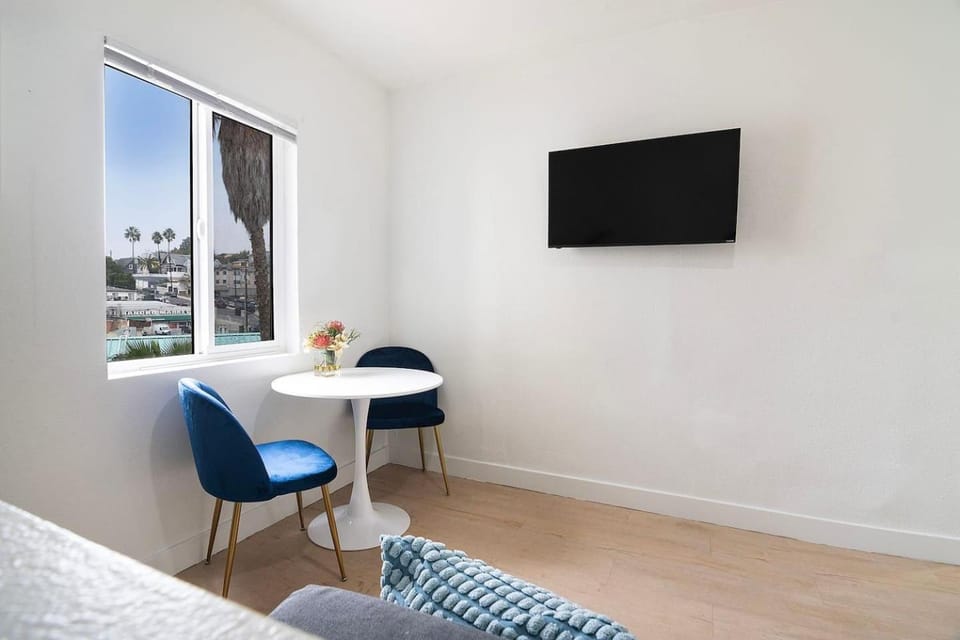 Central LA Loft Studio Queen Sofa WFH Ready Apartment in Echo Park