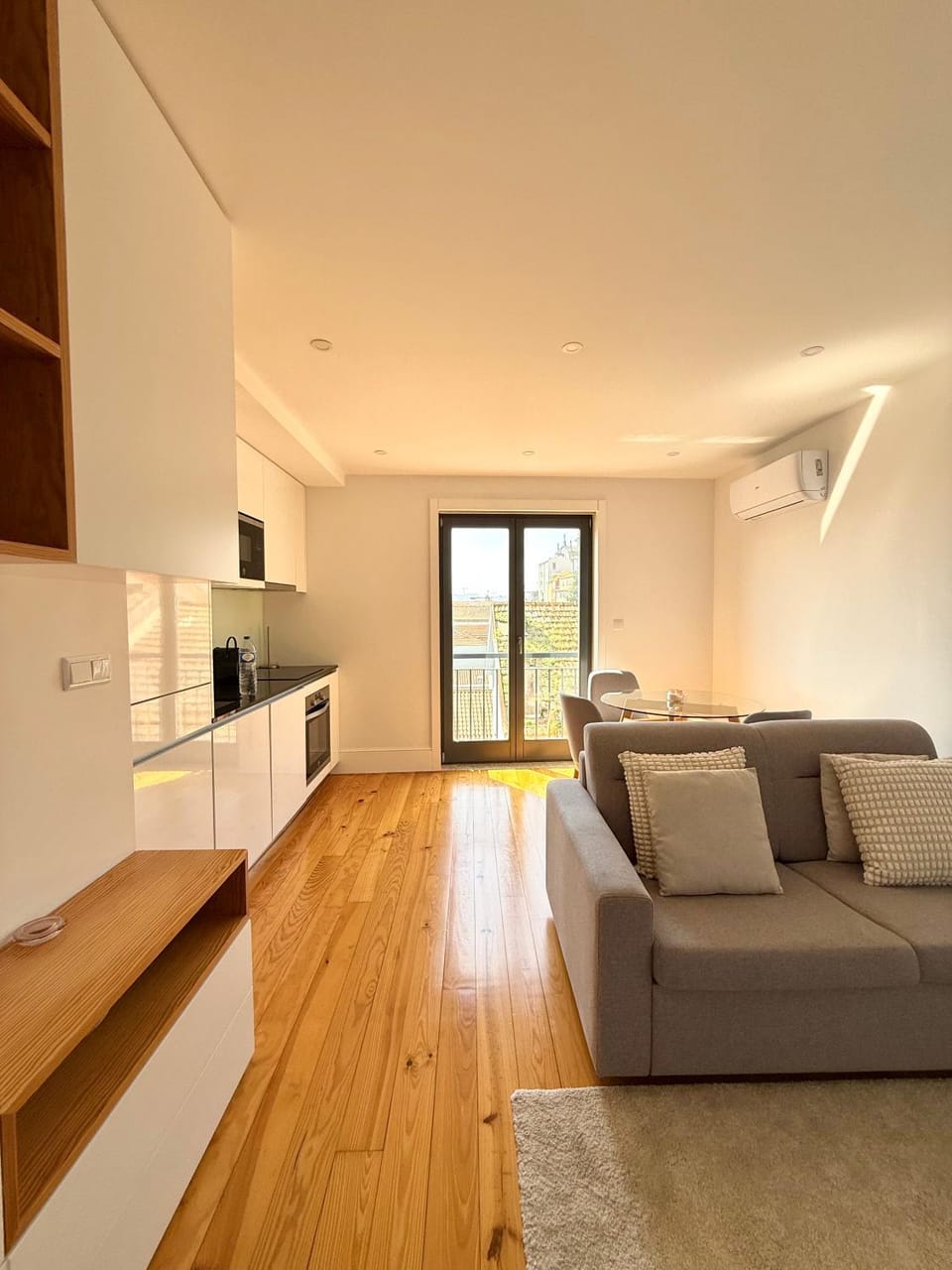 TV and multimedia, Kitchen or kitchenette, Living room, Seating area