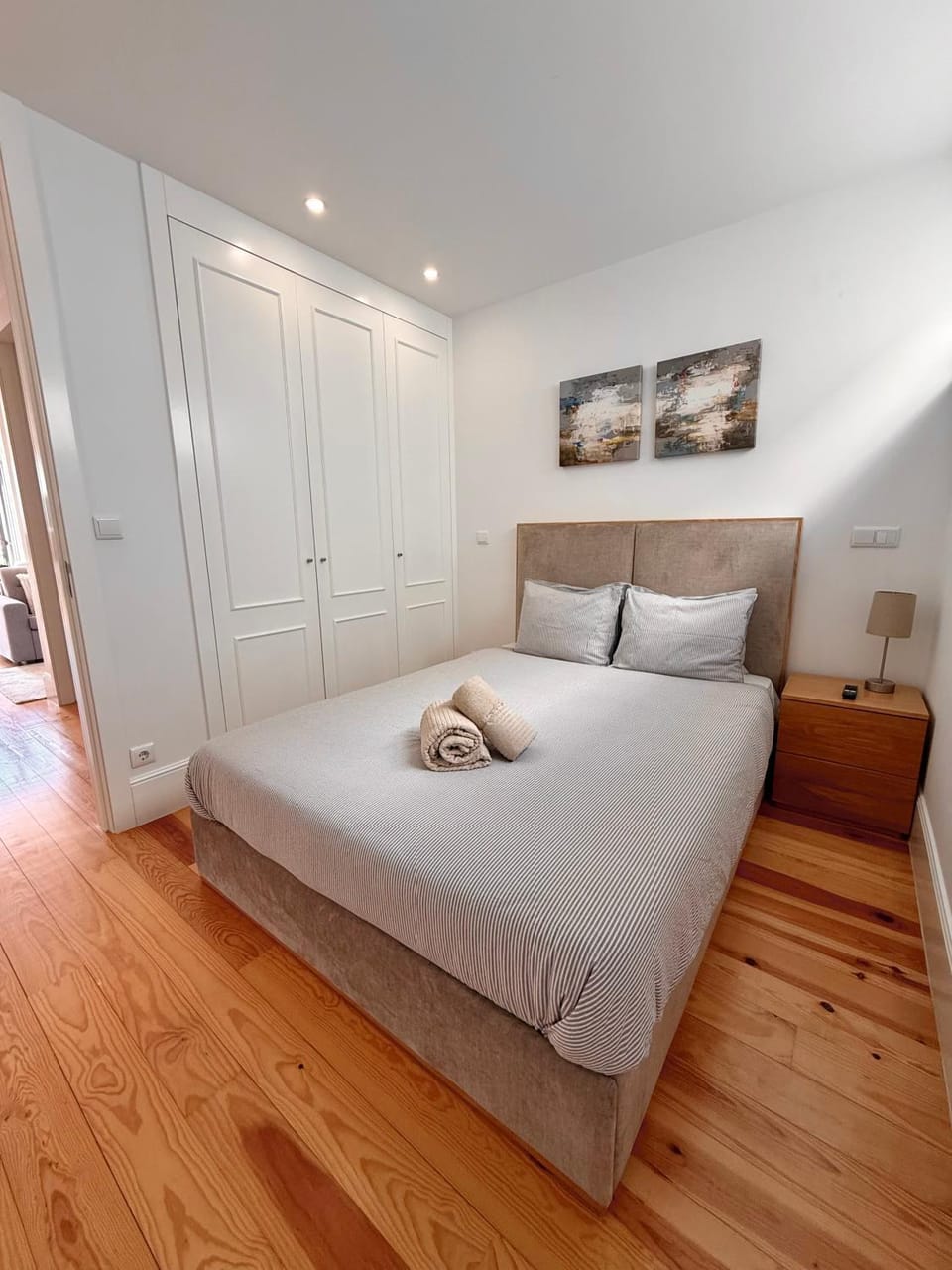 Bed, Photo of the whole room, Bedroom, towels