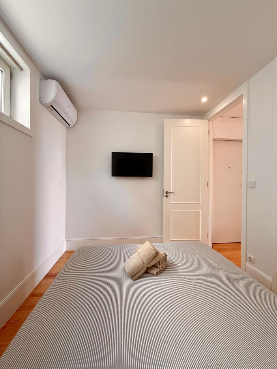 Bed, TV and multimedia, Bedroom, towels, air conditioner