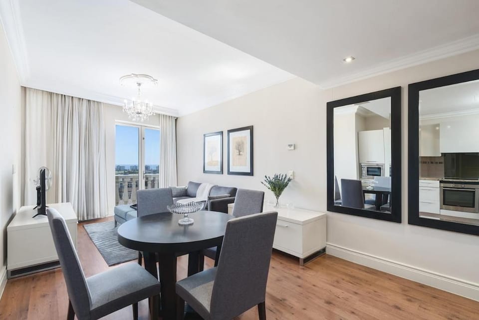Elevated Cape Royale Suite Apartment in Cape Town