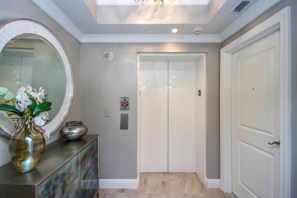 Coral Crest: 3BR Waterfront Condo Apartment in Estero Island