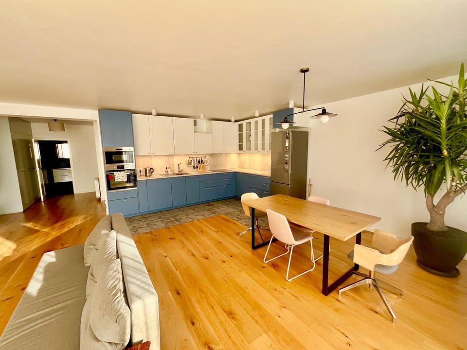 Kitchen or kitchenette, Living room, Seating area, Dining area, stove