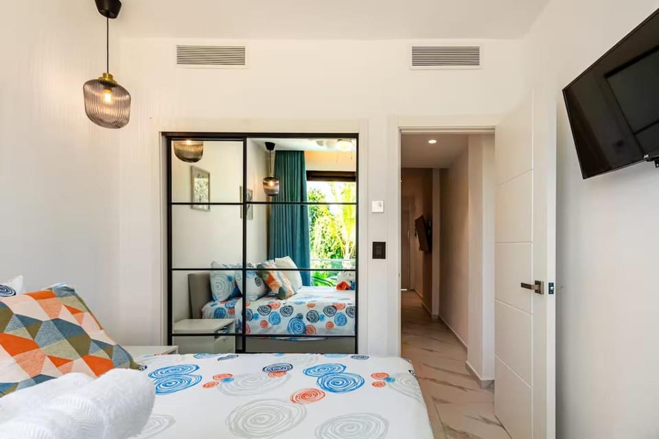 Bed, TV and multimedia, Photo of the whole room