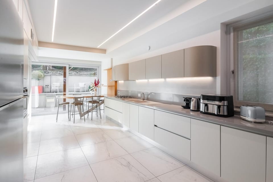 Kitchen or kitchenette, Dining area, dishwasher, pet friendly, stove