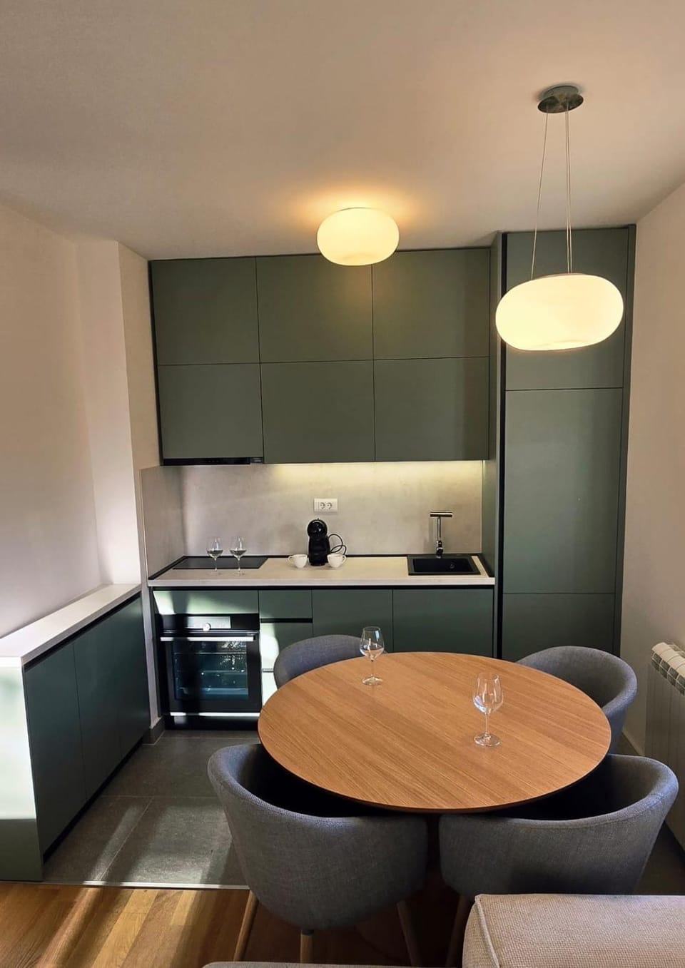 Kitchen or kitchenette, Seating area, Dining area, oven, stove