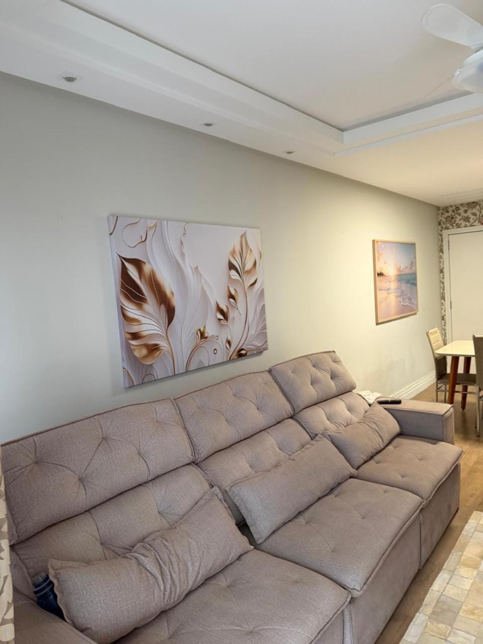 Apto 2 quartos com suíte recém reformado 50m praia Apartment in Camboriú