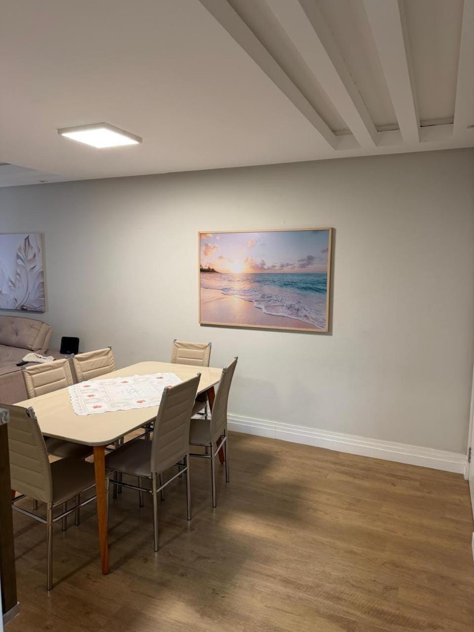 Apto 2 quartos com suíte recém reformado 50m praia Apartment in Camboriú