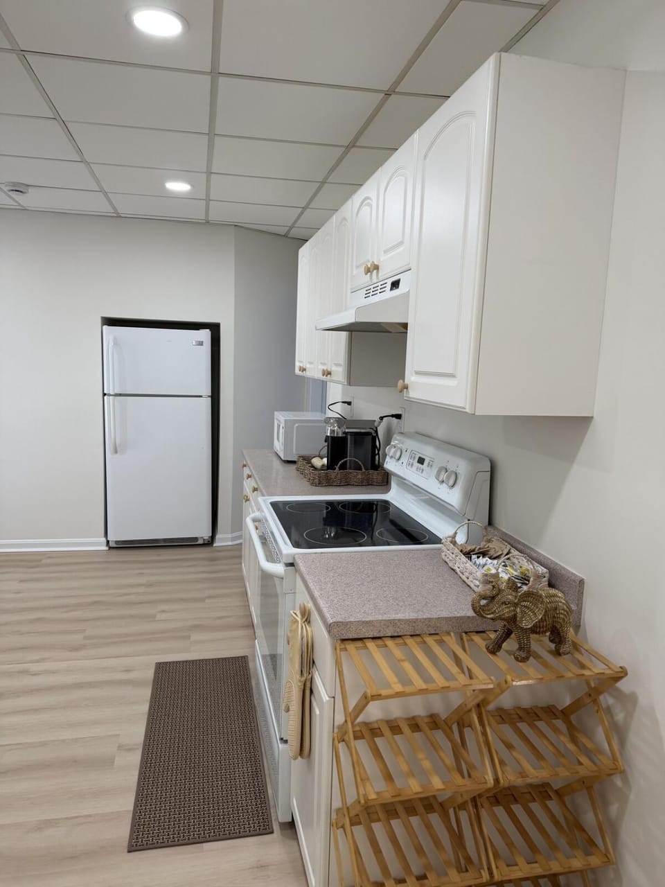 Stylish 3BR Revere Home Sleeps 8 Near Boston, Revere Beach and Airport Apartment in Chelsea