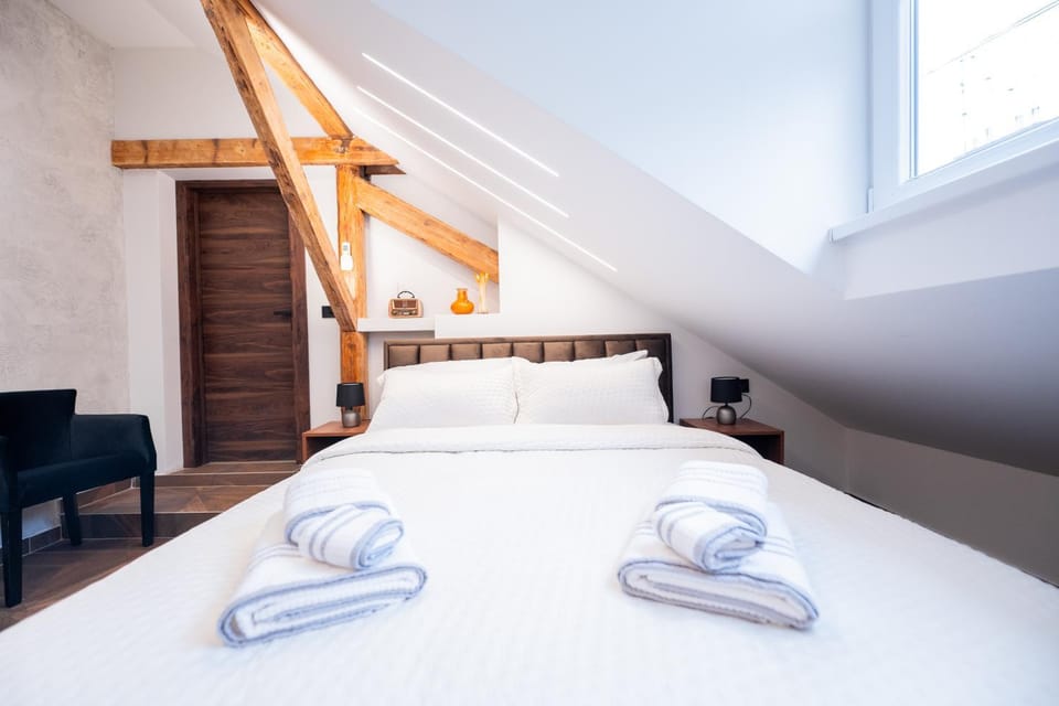 Photo of the whole room, Bedroom, towels