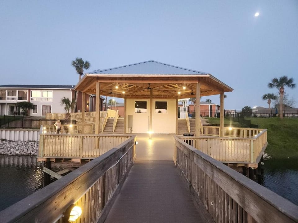 180 Two Bed Two Bath 3 Pools Apartment in Destin