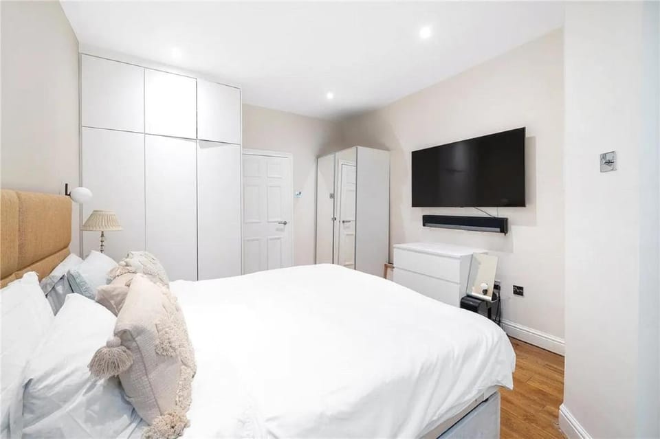 Stylish Two-Bed on Prestigious Onslow Gardens Apartment in City of Westminster