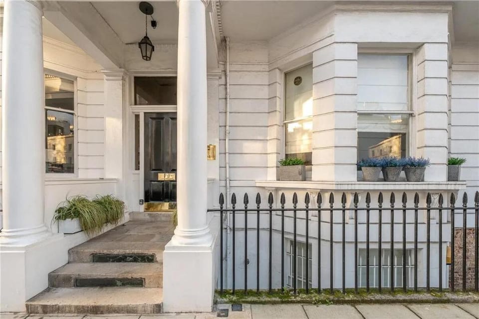 Stylish Two-Bed on Prestigious Onslow Gardens Apartment in City of Westminster