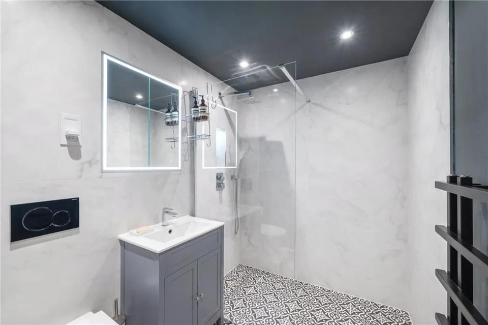 Stylish Two-Bed on Prestigious Onslow Gardens Apartment in City of Westminster
