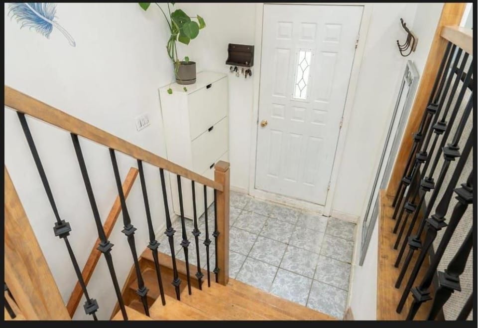 Private Bed Room in a Beautiful Family House Bed and Breakfast in Brossard