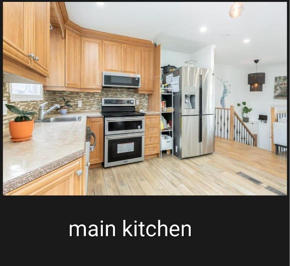 Private Bed Room in a Beautiful Family House Bed and Breakfast in Brossard