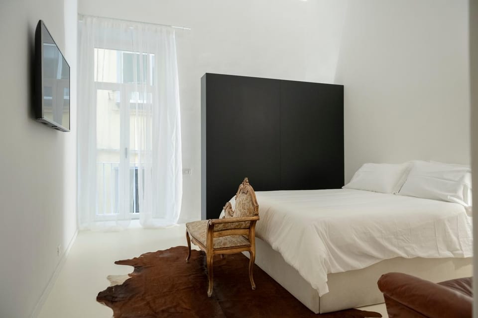 Photo of the whole room, Bedroom