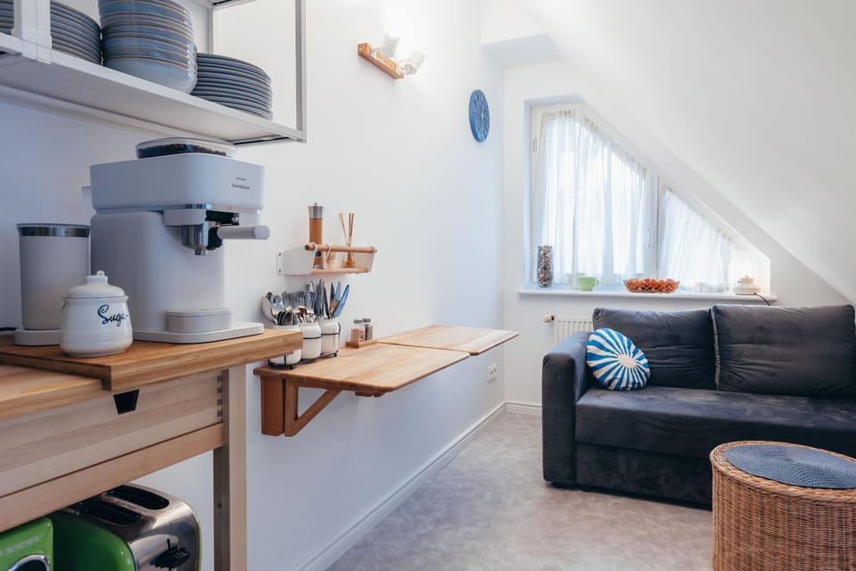 Coffee/tea facilities, Kitchen or kitchenette, Seating area, toaster