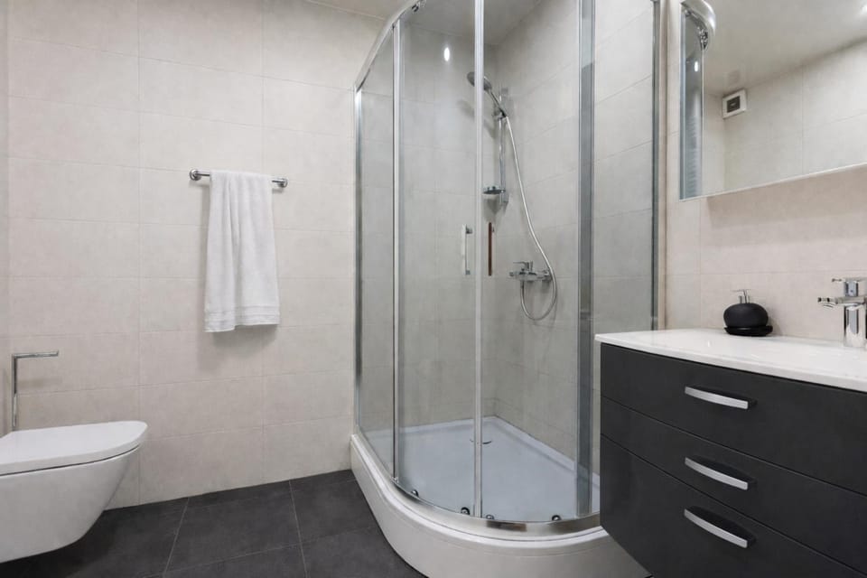 Shower, Toilet, Bathroom, towels