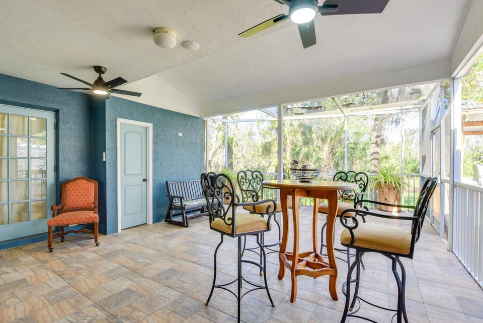 Outdoor Kitchen & Gaming Garage: Bradenton Retreat House in Florida