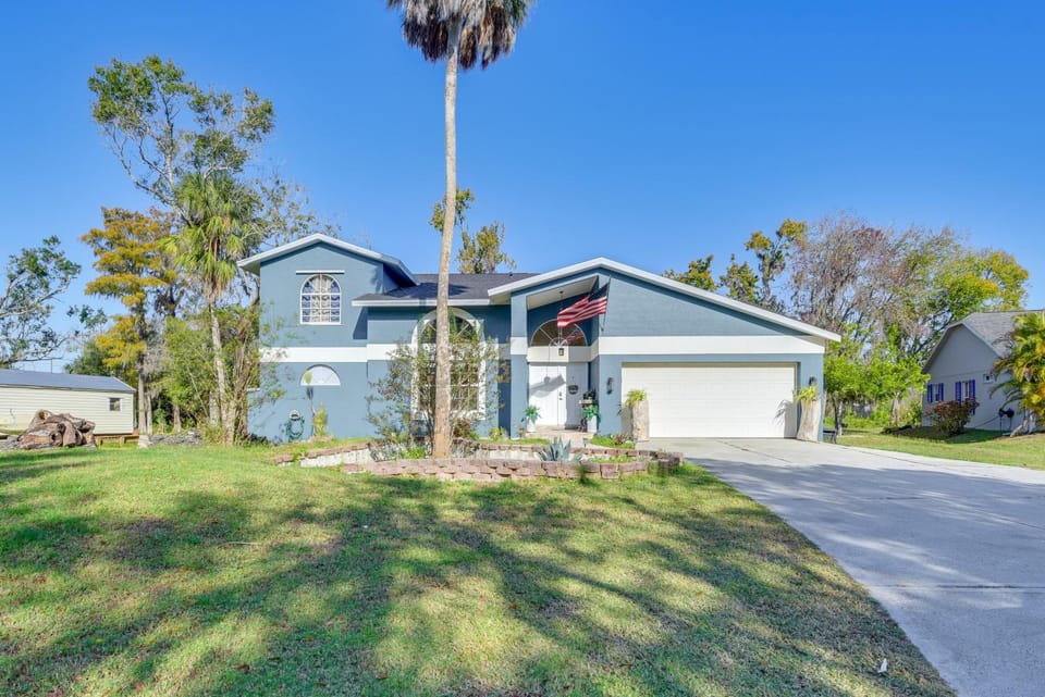 Outdoor Kitchen & Gaming Garage: Bradenton Retreat House in Florida