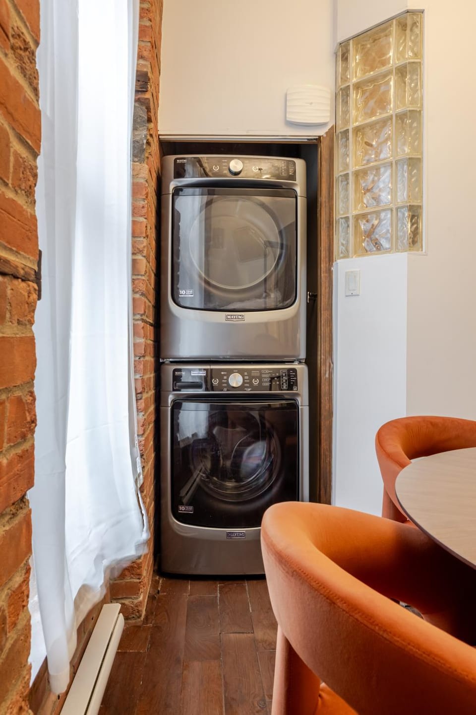 TV and multimedia, Kitchen or kitchenette, Living room, Seating area