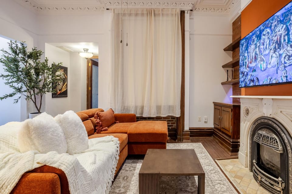 Communal lounge/ TV room, TV and multimedia, Living room, Seating area, Evening entertainment