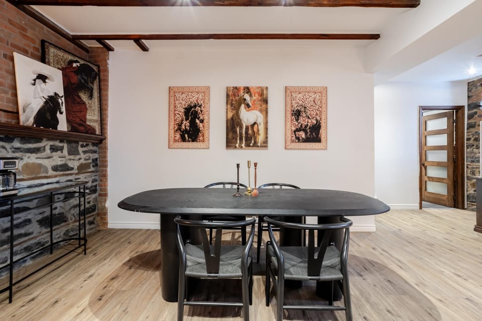 Decorative detail, Dining area, Communal kitchen, air conditioner
