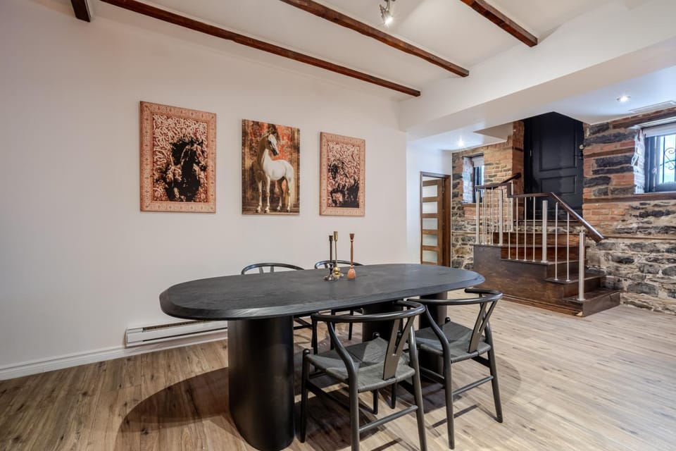 Communal lounge/ TV room, Decorative detail, Dining area, air conditioner