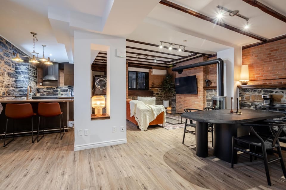 Kitchen or kitchenette, Living room, Seating area, Dining area