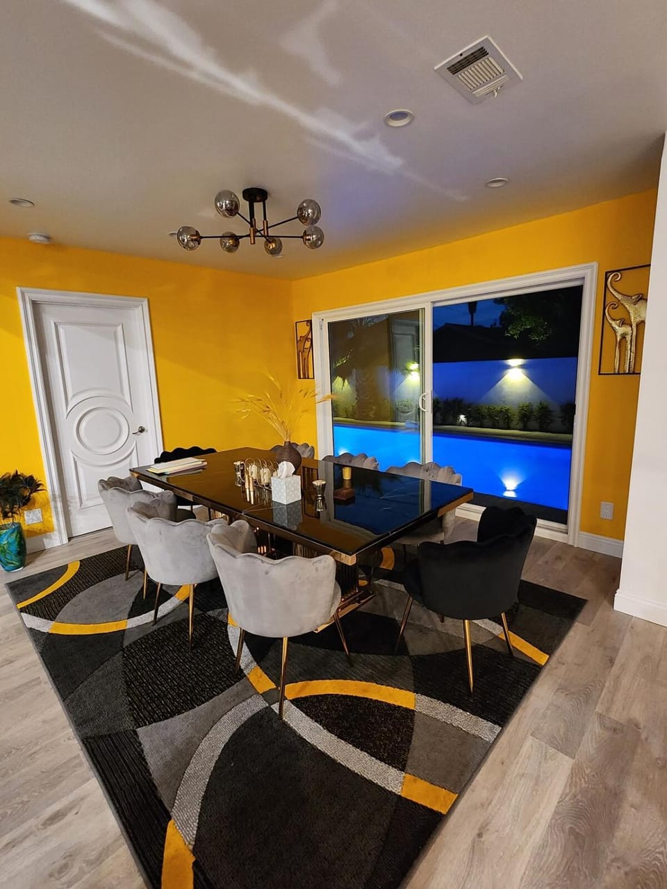 Seating area, Dining area