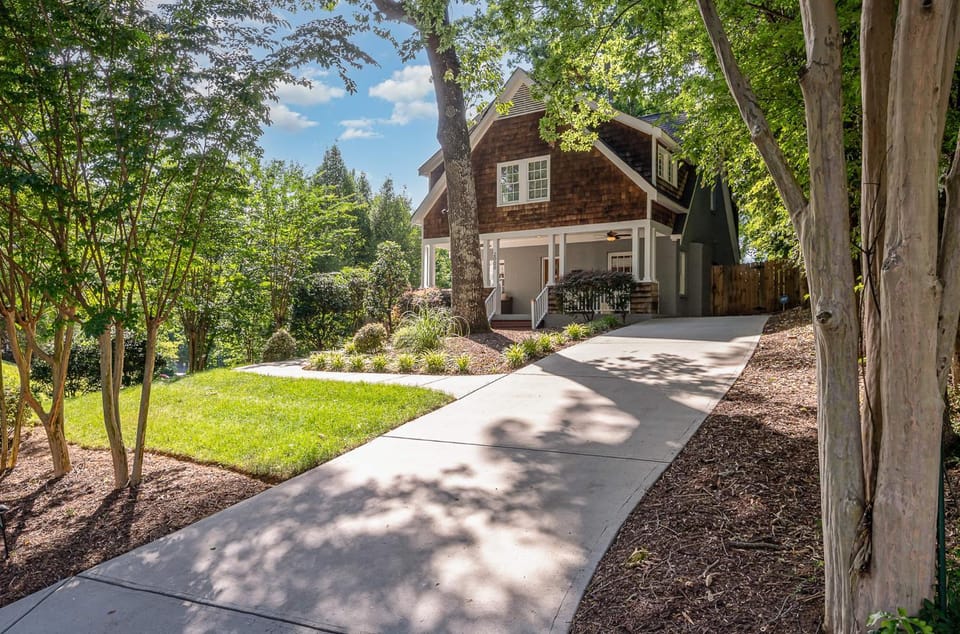 Luxury South End Retreat - Hot Tub - 4 Bedrooms House in Charlotte