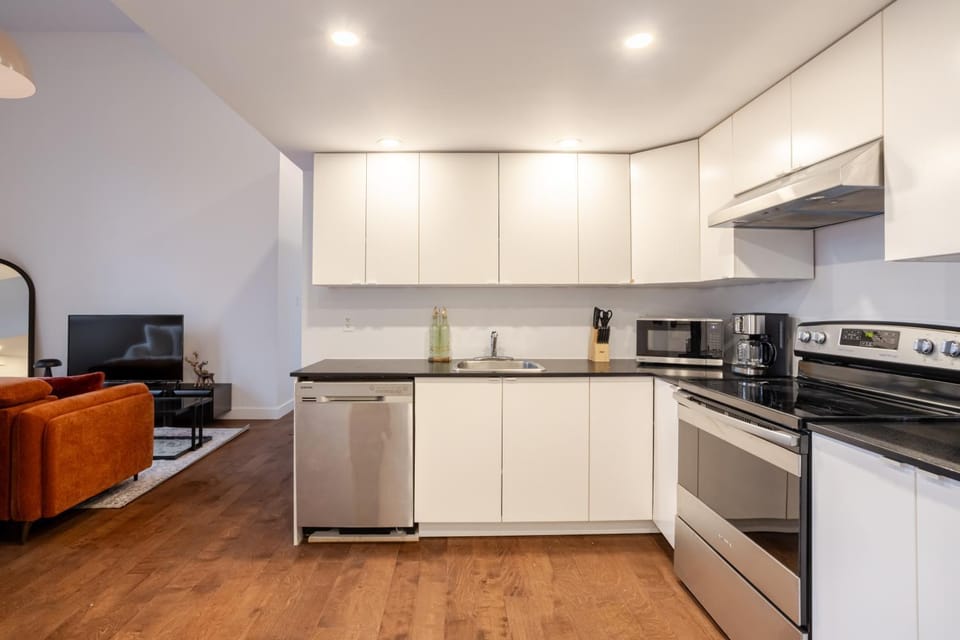 Coffee/tea facilities, Kitchen or kitchenette, oven, stove