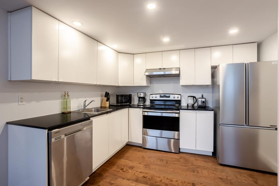 Coffee/tea facilities, Kitchen or kitchenette, oven, stove
