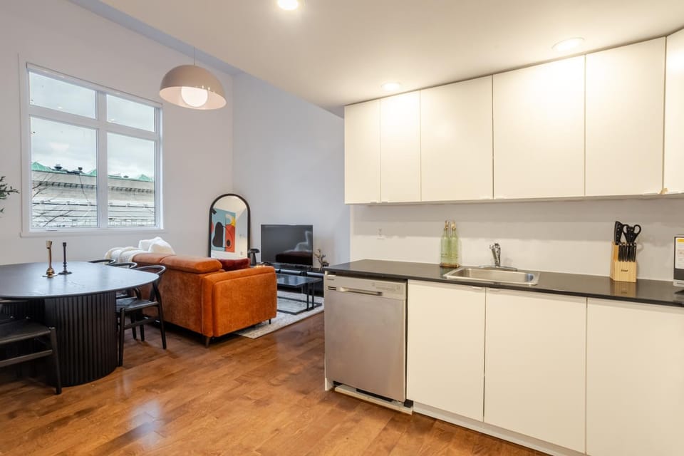 Kitchen or kitchenette, Dining area, oven, stove