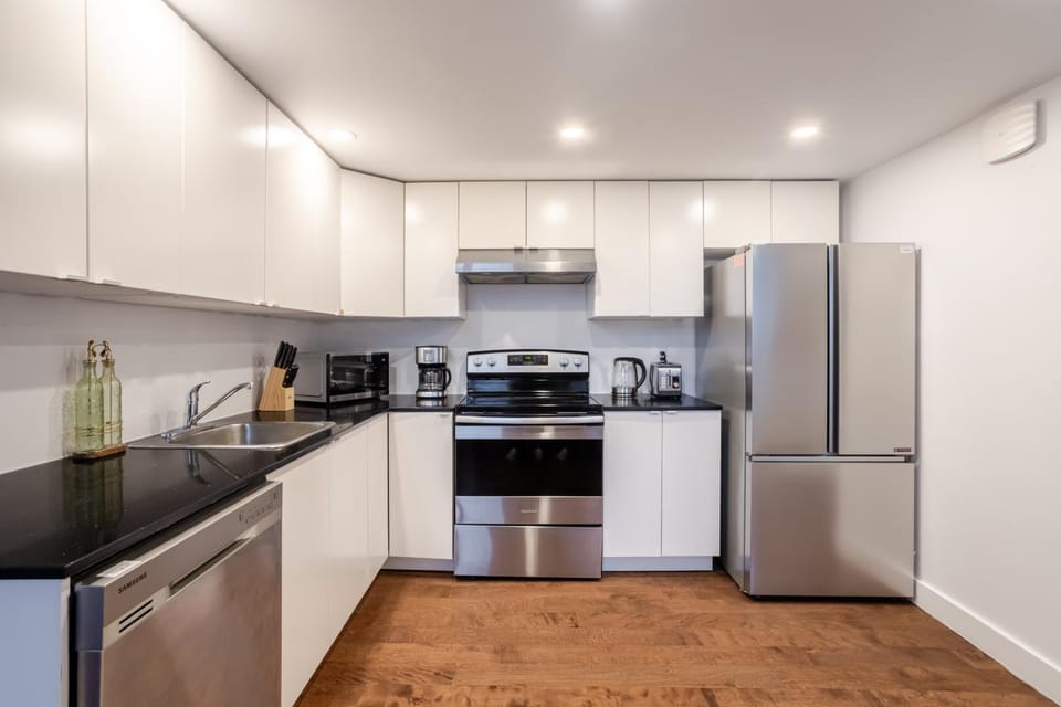 Coffee/tea facilities, Kitchen or kitchenette, dishwasher, stove
