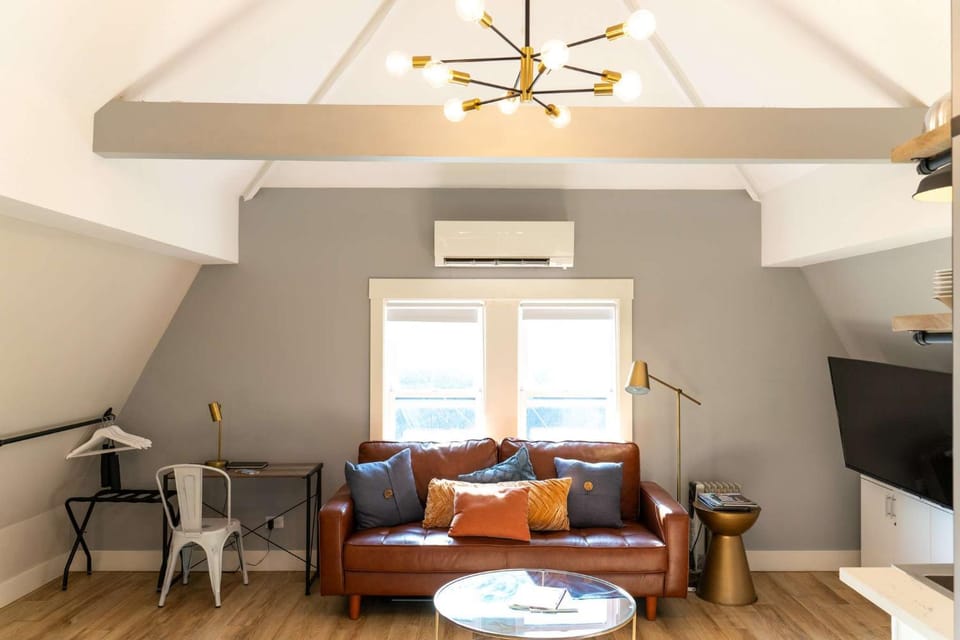 Midtown Modern Carriage Home Near Top Attractions Family Friendly House in Indianapolis