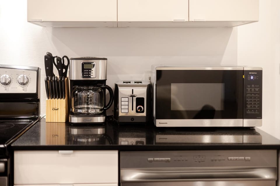 Coffee/tea facilities, Kitchen or kitchenette, stove, toaster