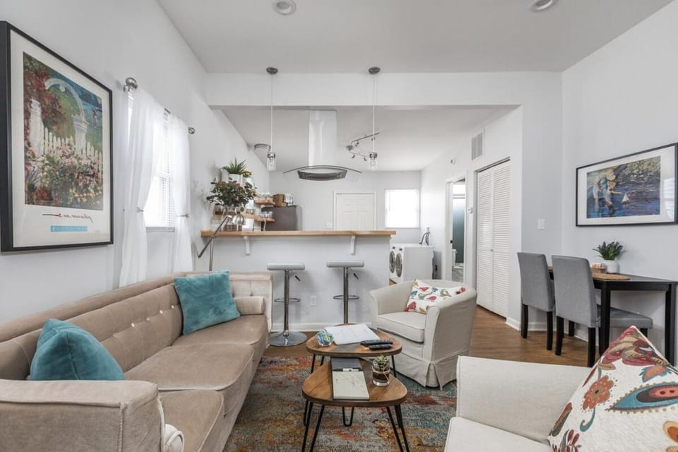 The Little Blue Cottage in Fountain Square-Family Friendly House in Indianapolis