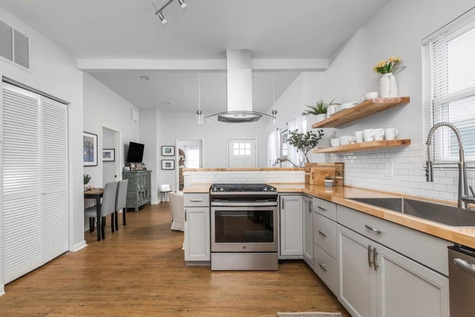 The Little Blue Cottage in Fountain Square-Family Friendly House in Indianapolis