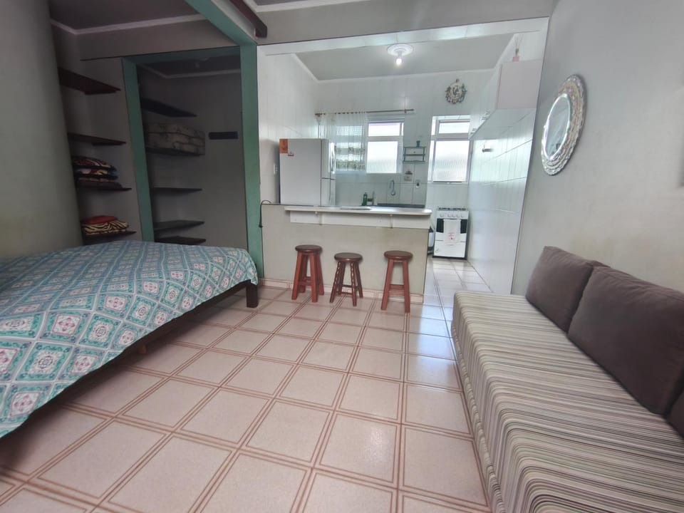 kitnet simples, vaga, área de churrasqueira, centro de Bertioga, prox a praia e balsa Apartment in Bertioga