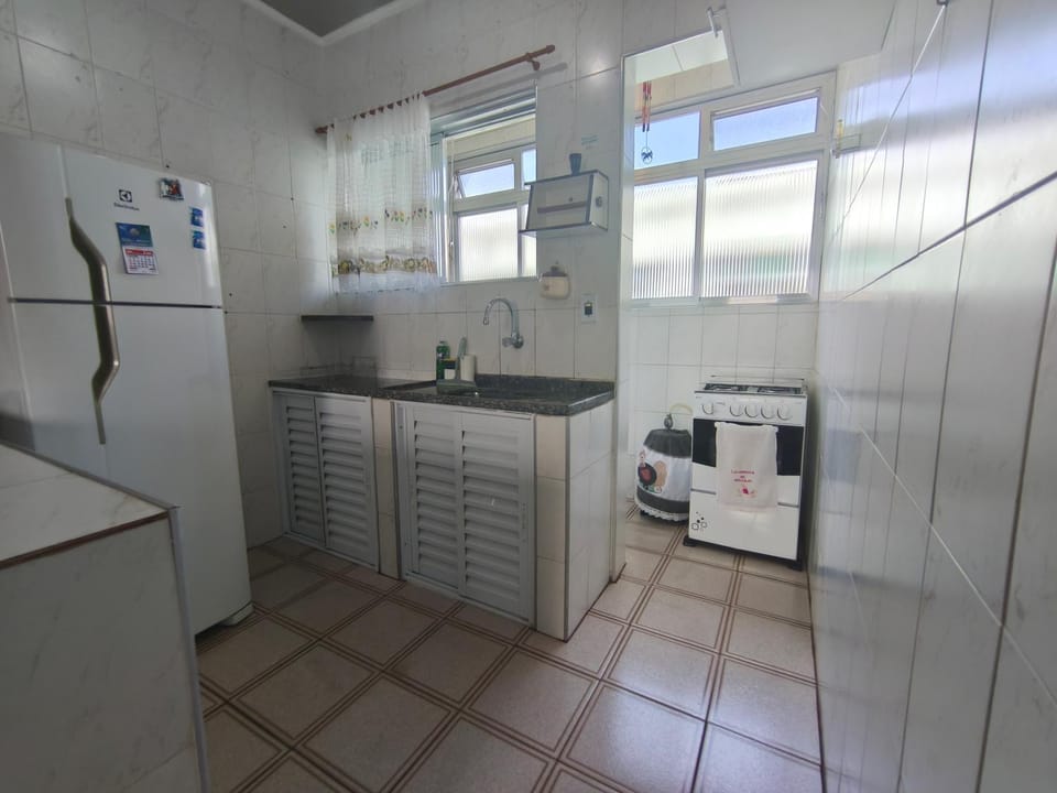 kitnet simples, vaga, área de churrasqueira, centro de Bertioga, prox a praia e balsa Apartment in Bertioga