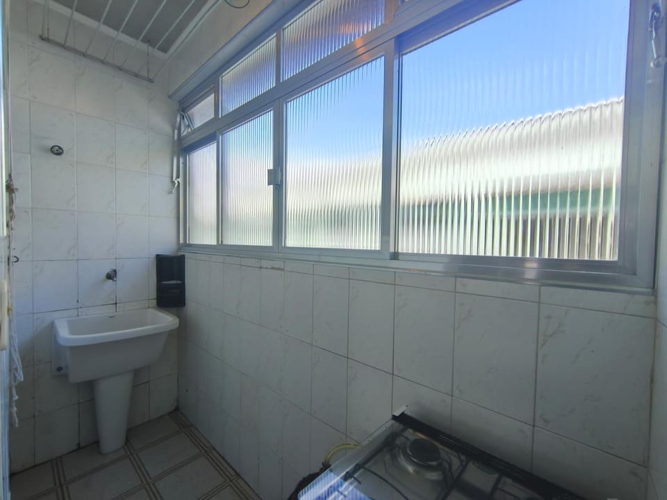 kitnet simples, vaga, área de churrasqueira, centro de Bertioga, prox a praia e balsa Apartment in Bertioga